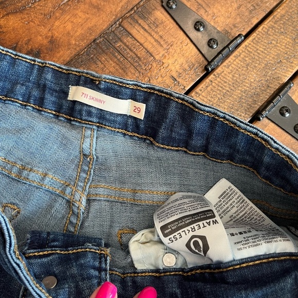 Levi's Women's Skinny Jeans in Classic Blue - Picture 2 of 3